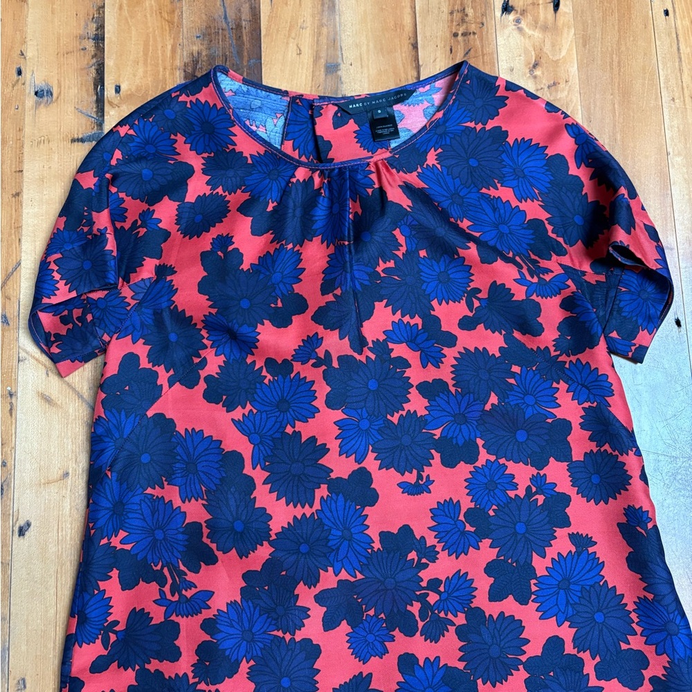 Marc by Marc Jacobs Red Floral Short-Sleeve Silk Top w/back button closure